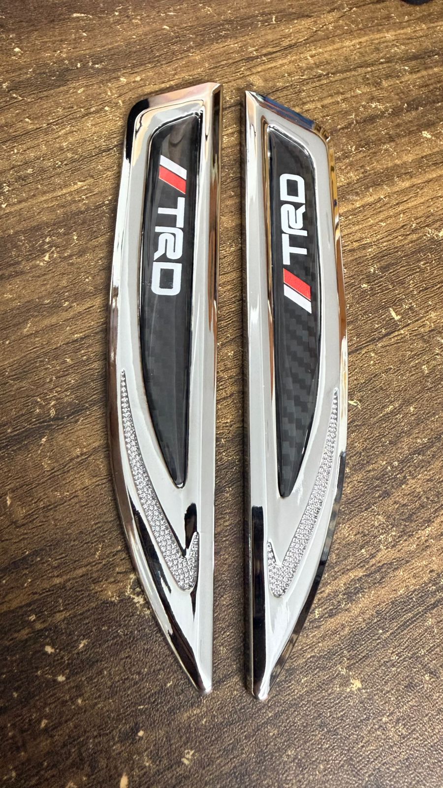 1 Pair Car Side Fender Sticker Chrome + Carbon Fiber 3D Stickers Car Front Side Fender Vent Decal Stickers Bumper Trim Molding Car Decoration Exterior Accessories
