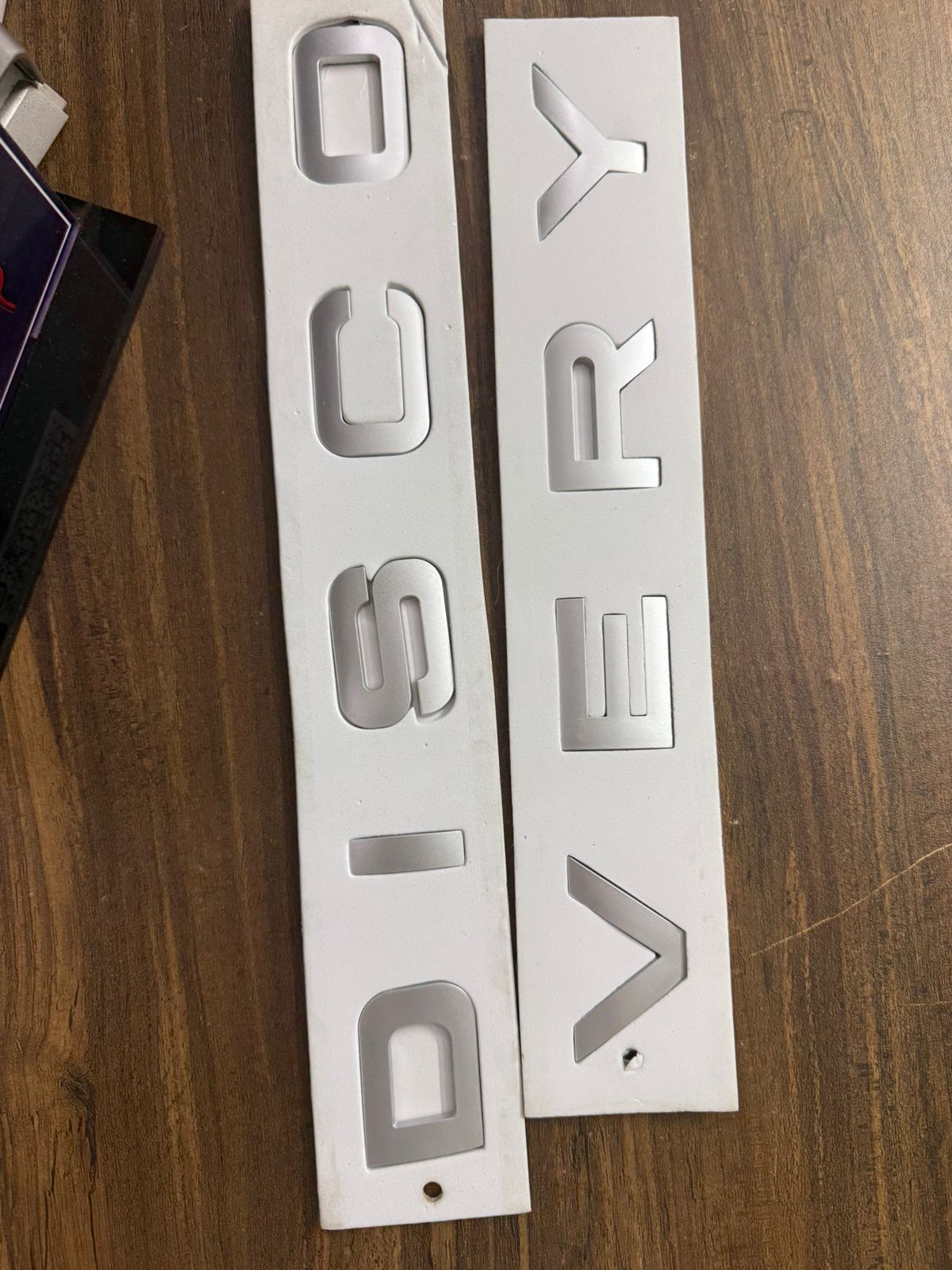 Premium DISCOVERY Car Emblem Letter Set | 3D Chrome Finish Sticker for Front & Rear Bonnet | Compatible with Land Rover Discovery | Waterproof & Durable Adhesive Badge