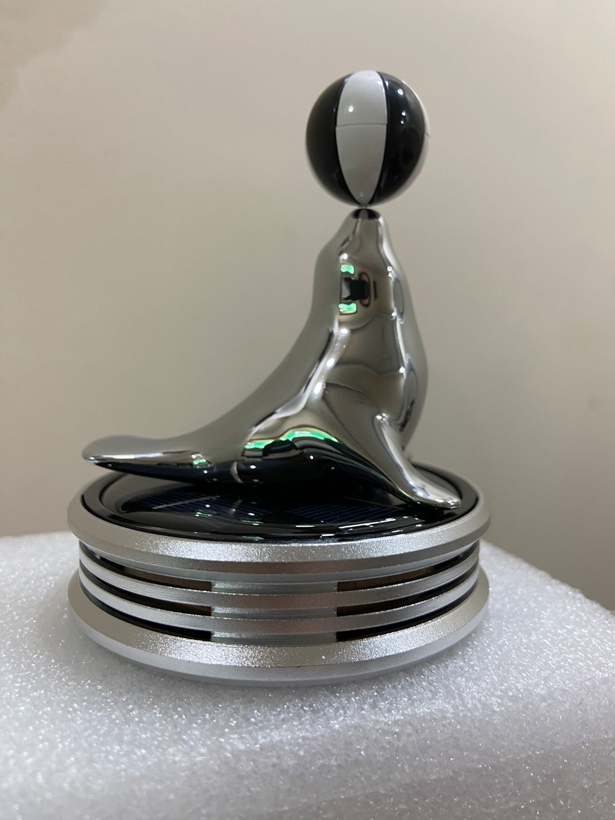 Solar-Powered Car Aromatherapy Sea Lion Rotating Vehicle Air Purifier with Long-Lasting Fragrance Eco-Friendly Car Aromatherapy