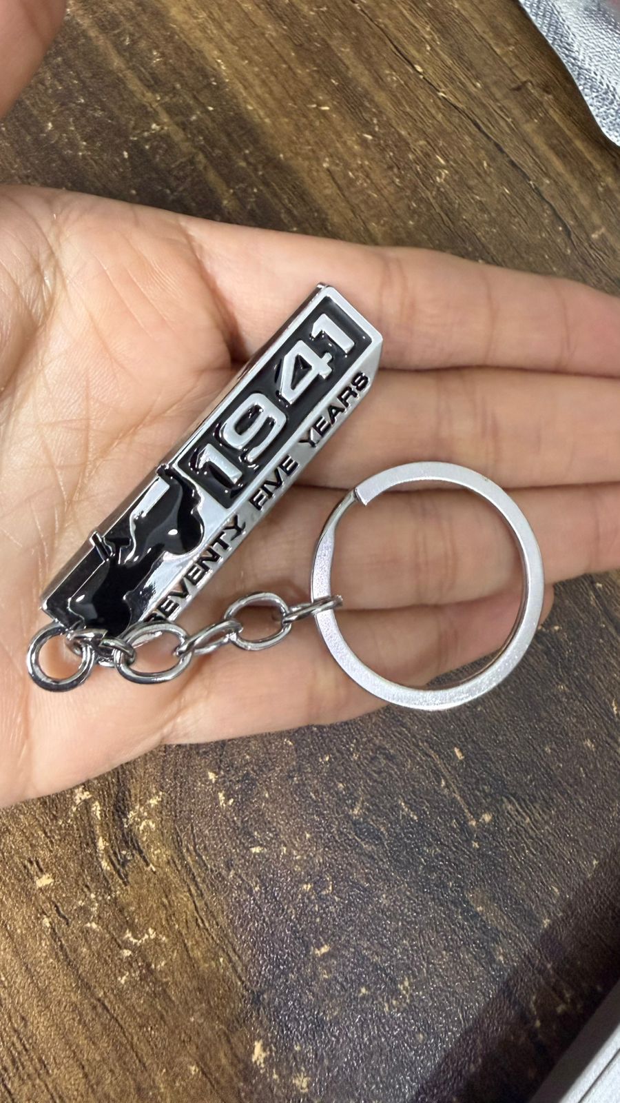 Men's Car Key Chain 1pcs, Personalized Creative Stainless Steel Car Keychain for Men and women