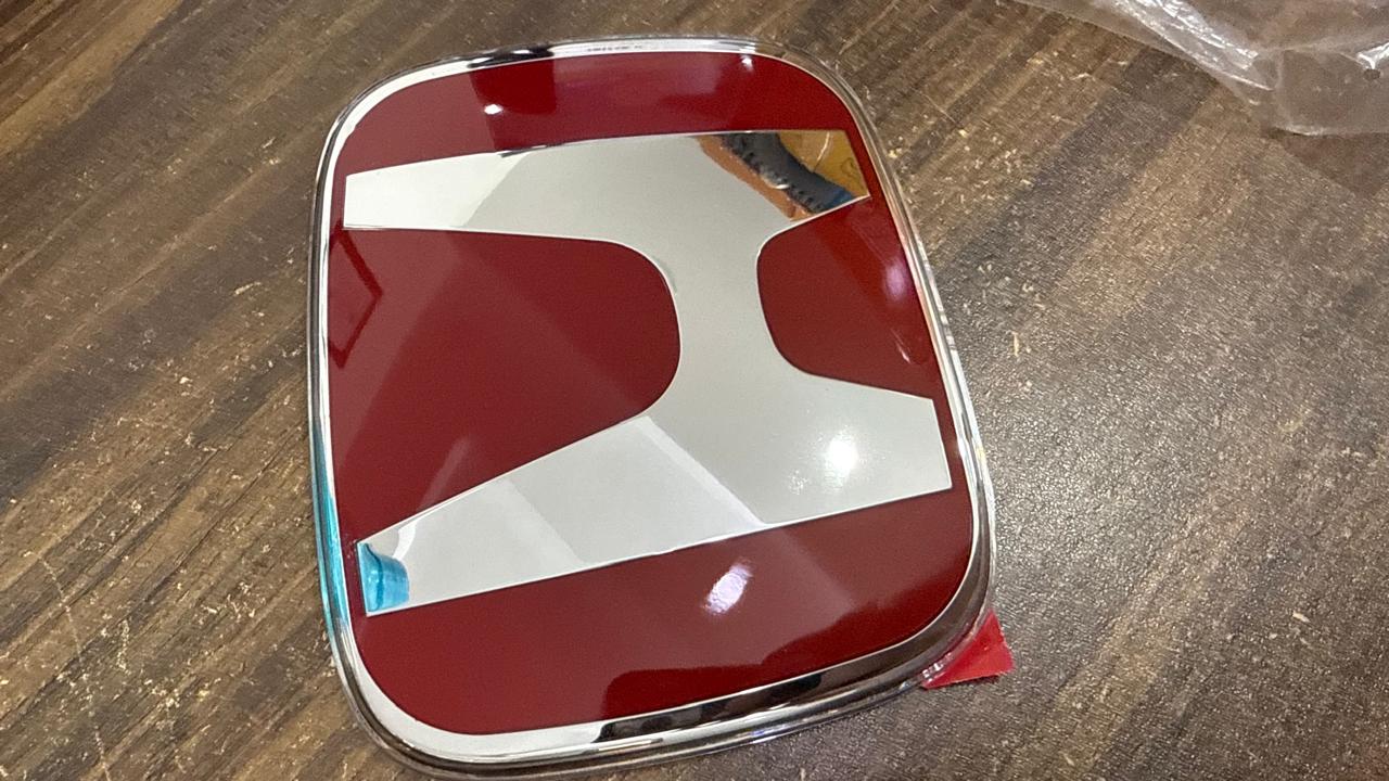 Genuine Honda Front Grille Emblem Red H Logo OEM Part No. 75700-TA0-A00 |